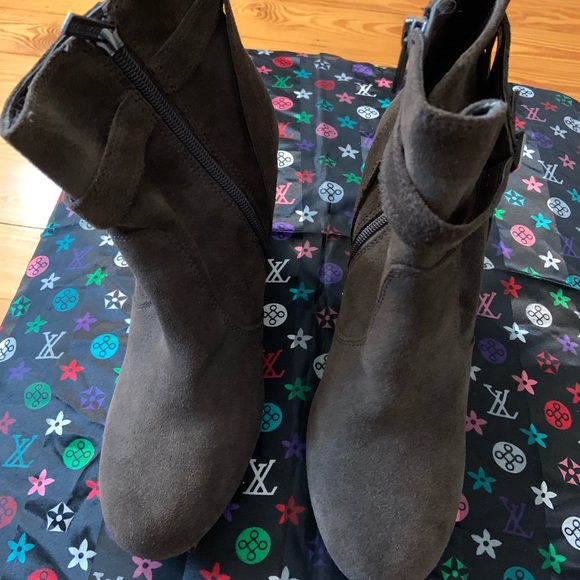 Kenneth Cole Reaction brown suede wedge booties - Picture 2 of 4